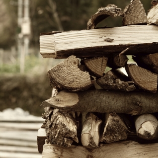 A “Jenga” stacking pattern for firewood